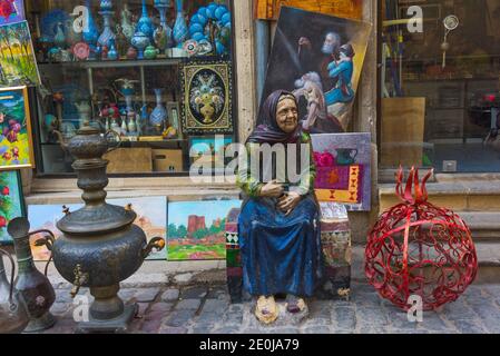 Statue vor einem Geschäft in der Altstadt, Baku, Aserbaidschan Stockfoto