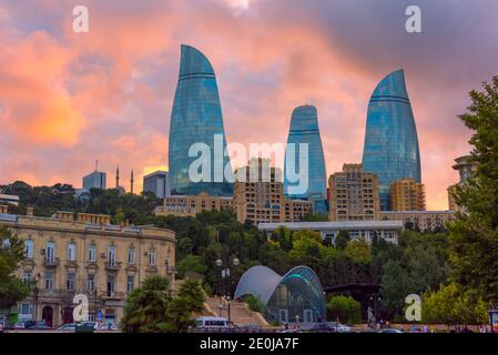 Rolltreppe zur U-Bahn mit Flame Towers, Baku, Aserbaidschan Stockfoto