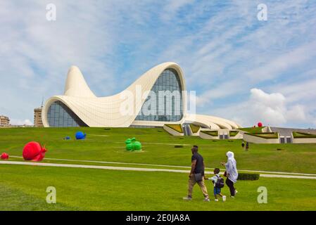 Heydar Aliyev Center entworfen von irakisch-britischen Architekten Zaha Haid, berühmt für seine unverwechselbare Architektur und fließenden, geschwungenen Stil, der Shar vermeidet Stockfoto