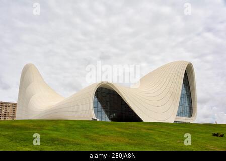 Heydar Aliyev Center entworfen von irakisch-britischen Architekten Zaha Haid, berühmt für seine unverwechselbare Architektur und fließenden, geschwungenen Stil, der Shar vermeidet Stockfoto
