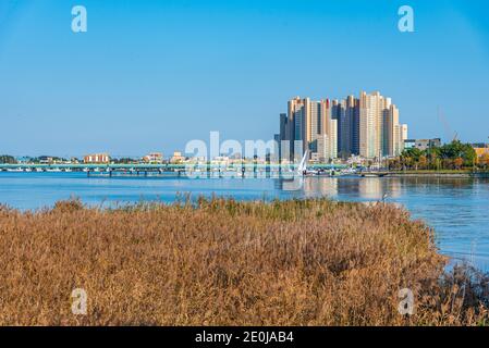 SOKCHO, KOREA, 27. OKTOBER 2019: Stadtbild von Sokcho hinter dem Cheongchoho See, Republik Korea Stockfoto