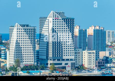 SOKCHO, KOREA, 27. OKTOBER 2019: Stadtbild von Sokcho hinter dem Cheongchoho See, Republik Korea Stockfoto