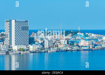 SOKCHO, KOREA, 27. OKTOBER 2019: Stadtbild von Sokcho hinter dem Cheongchoho See, Republik Korea Stockfoto