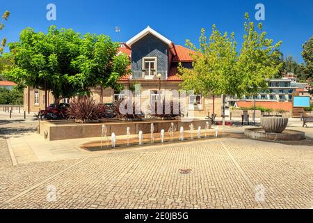 Termas de São Pedro do Sul, Portugal - 5. August 2020: Schöner Platz mit Brunnen in den Thermalbädern von São Pedro do Sul in Portugal. Stockfoto