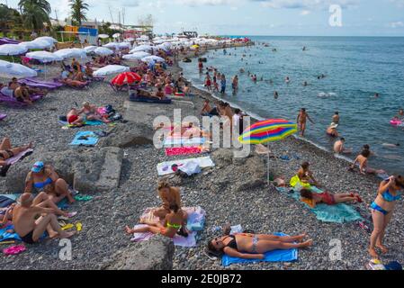 Menschen am Strand am Kaspischen Meer, Batumi, Georgien Stockfoto