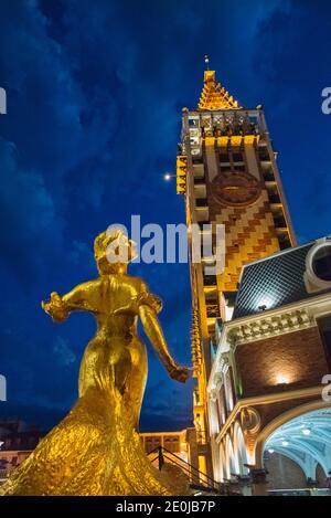 Nachtansicht des Uhrturms und der goldenen Statue auf der Batumi Piazza, Batumi, Georgia Stockfoto