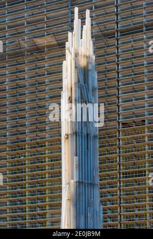 Weiße Turmstatue vor dem Hochhaus, Batumi, Georgia Stockfoto