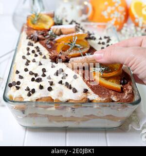 Orange Tiramisu, italienisches Dessert mit Fingerkeks und Mascarpone-Käse auf weißem Hintergrund. Stockfoto