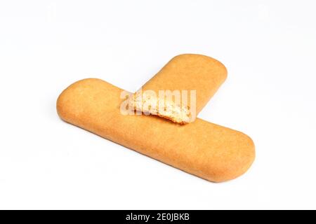 Eineinhalb Stäbchen auf weißem Hintergrund isoliert. Knackiger Snack Stockfoto