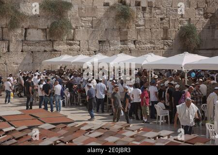 Westliche Mauer, Jerusalem, Israel - 23. Oktober 2017: Viele Menschen versammelten sich, um vor der Mauer zu feiern und zu beten. Stockfoto