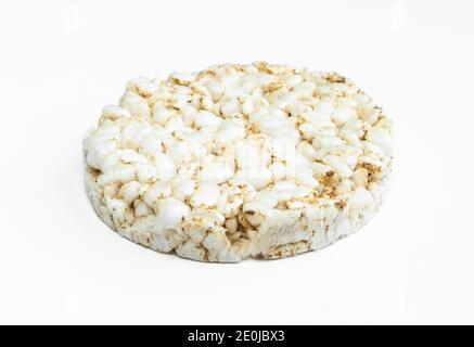 Reiskuchen auf weißem Hintergrund isoliert. Leckere trockene diätetische Speisen Stockfoto