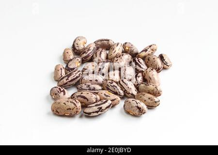 Eine Handvoll farbenfroher Kidney Beans auf weißem Hintergrund isoliert. Gruppe von Seeds Stockfoto