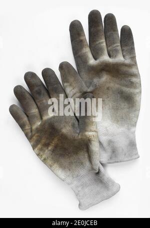 Paar abgenutzte Handschuhe isoliert auf weißem Hintergrund. Verschmutztes, gebrautes Arbeitszubehör Stockfoto