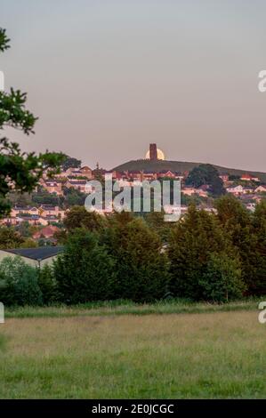 Der Mond steigt über dem Glastonbury Tor aus den Somerset-Levels Stockfoto