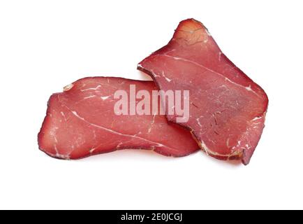 Zwei dünne Scheiben trockenes geräuchertes Rindfleisch isoliert auf weißem Hintergrund. Prosciutto Stockfoto