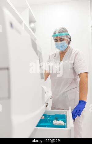 Medizinische Arbeiter tragen Gesichtsmaske Gesichtsschutz und Handschuhe Stockfoto