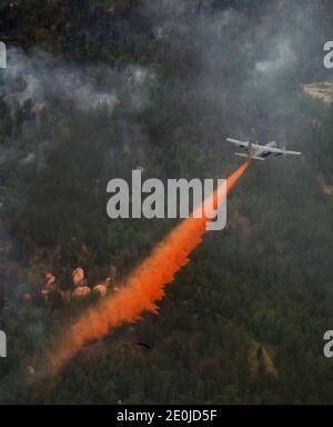 Der 153rd Airlift Wing von Cheyenne WY nutzt ein modulares Luftfeuerlöschsystem, das C-130 Hercules Flugzeuge zur Unterstützung des Waldo Canyon Wildfeuers in Colorado Springs, CO am 27. Juni 2012 ausgestattet hat. Vier mit MAFFS ausgestattete Flugzeuge der 302nd und 153rd Airlift Wings flogen zur Unterstützung des U.S. Forest Service, als sie Brände in Colorado bekämpften. MAFFS ist ein eigenständiges Feuerlöschsystem, das in weniger als fünf Sekunden 3,000 Gallonen Wasser oder feuerhemmend ableiten kann und eine Fläche von einer Viertelmeile lang und 100 Fuß breit abdeckt. Foto der US Air Force via ABACAPRESS.COM Stockfoto