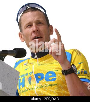 Lance Armstrong hat angekündigt, dass er nicht mehr gegen eine Flut von Drogenanklagen der US-Anti-Doping-Agentur (USADA) kämpfen wird, was seine beispiellose Reihe von sieben Tour de France-Titeln und sein Vermächtnis als einer der größten Sportler der Geschichte aufs Spiel setzt. Armstrongs Erklärung am Donnerstagabend setzt ein wahrscheinliches lebenslanges Verbot des Sports und die Möglichkeit, dass er von seiner Unterschrift Leistung die außerordentliche Lauf der Tour Titel, die er gewann von 1999 bis 2005 beraubt werden. File photo : Sechsfacher Tour de France-Champion Lance Armstrong schließt sich der Tour of Hope Cross-Country-Fahrt während seiner letzten Stockfoto