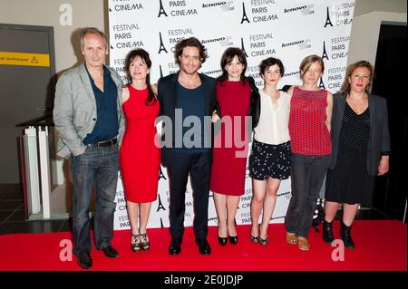 Regisseurin Marion Laine, Juliette Binoche, Edgar Ramirez, Hippolyte Girardot, Amandine Dewasmes, Aurelia Petit und Elsa Tauveron bei der Premiere „A Coeur ouvert“ im Rahmen des Pariser Filmfestivals, das am 30. Juni 2012 im MK2 Bibliotheque Cinema in Paris, Frankreich, stattfand. Foto von Nicolas Genin/ABACAPRESS.COM Stockfoto