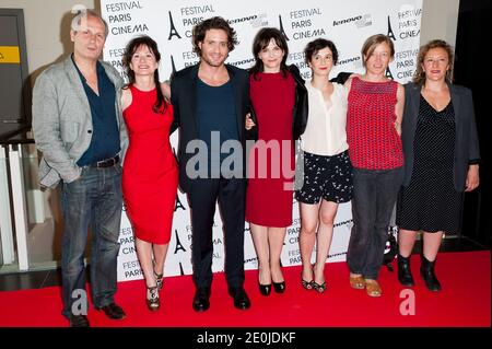 Regisseurin Marion Laine, Juliette Binoche, Edgar Ramirez, Hippolyte Girardot, Amandine Dewasmes, Aurelia Petit und Elsa Tauveron bei der Premiere „A Coeur ouvert“ im Rahmen des Pariser Filmfestivals, das am 30. Juni 2012 im MK2 Bibliotheque Cinema in Paris, Frankreich, stattfand. Foto von Nicolas Genin/ABACAPRESS.COM Stockfoto