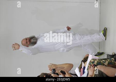 Der belgische Designer Walter Van Beirendonck tritt während der Frühjahr-Sommer 2013 Herrenkollektion Viktor & Rolf Monsieur auf der Paris Fashion Week am 28. Juni 2012 in Paris, Frankreich, auf. Foto von Alain Gil-Gonzalez/ABACAPRESS.COM Stockfoto