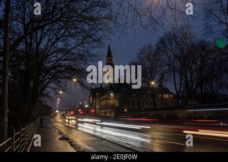 Nationalmuseum und Mannerheimintie nach Einbruch der Dunkelheit in einer regnerischen Nacht in Helsinki, Finnland Stockfoto