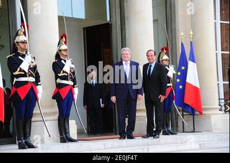 Der französische Präsident Francois Hollande empfängt den deutschen Amtskollegen Joachim Gauck vor einem Treffen und einem Staatsessen im Elysee-Palast in Paris, Frankreich, am 2. Juli 2012. Foto von Mousse/ABACAPRESS.COM Stockfoto