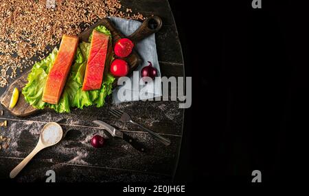 Stück geräucherter Fisch Rosa Lachs auf Schiefertafel. Fisch mit Zitrone, Meersalz., Dill, Brot Nahaufnahme. Stockfoto