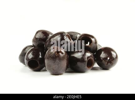 Stapel von dunklen Oliven isoliert auf weißem Hintergrund.Wet Black Vorspeise Stockfoto