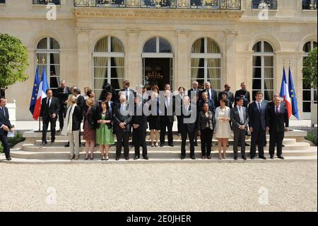 Der französische Präsident Francois Hollande und Premierminister Jean-Marc Ayrault kommen am 4. Juli 2012 an, um mit den Mitgliedern der zweiten Regierung Ayraults im Elysee-Palast in Paris zu posieren. 1. Runde (von links nach rechts) Französische Ministerin für Ökologie, nachhaltige Entwicklung und Energie Delphine Batho, Außenhandelsministerin Nicole Bricq, Ministerin für die Gleichstellung von Gebieten und Wohnungsbau Cecile Duflot, Wirtschafts- und Finanzminister Pierre Moscovici, Bildungsminister Vincent Peillon, Außenminister Laurent Fabius, Justizministerin Christiane Taubira, Mini für soziale Angelegenheiten und Gesundheit Stockfoto
