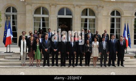Der französische Präsident Francois Hollande stellt sich am 4. Juli 2012 mit den Mitgliedern der zweiten Regierung Ayraults im Elysee-Palast in Paris, Frankreich, auf. 1. Runde (von links nach rechts) Französische Ministerin für Ökologie, nachhaltige Entwicklung und Energie Delphine Batho, Außenhandelsministerin Nicole Bricq, Ministerin für die Gleichstellung von Gebieten und Wohnungsbau Cecile Duflot, Wirtschafts- und Finanzminister Pierre Moscovici, Bildungsminister Vincent Peillon, Premierminister Jean-Marc Ayrault, Präsident Francois Hollande, Außenminister Laurent Fabius, Justizministerin Christiane Taubira, Soziales Stockfoto