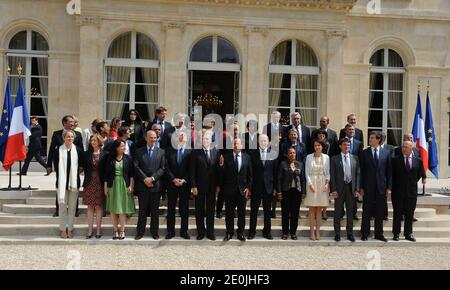 Der französische Präsident Francois Hollande stellt sich am 4. Juli 2012 mit den Mitgliedern der zweiten Regierung Ayraults im Elysee-Palast in Paris, Frankreich, auf. 1. Runde (von links nach rechts) Französische Ministerin für Ökologie, nachhaltige Entwicklung und Energie Delphine Batho, Außenhandelsministerin Nicole Bricq, Ministerin für die Gleichstellung von Gebieten und Wohnungsbau Cecile Duflot, Wirtschafts- und Finanzminister Pierre Moscovici, Bildungsminister Vincent Peillon, Premierminister Jean-Marc Ayrault, Präsident Francois Hollande, Außenminister Laurent Fabius, Justizministerin Christiane Taubira, Soziales Stockfoto