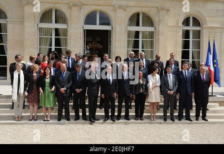 Der französische Präsident Francois Hollande stellt sich am 4. Juli 2012 mit den Mitgliedern der zweiten Regierung Ayraults im Elysee-Palast in Paris, Frankreich, auf. 1. Runde (von links nach rechts) Französische Ministerin für Ökologie, nachhaltige Entwicklung und Energie Delphine Batho, Außenhandelsministerin Nicole Bricq, Ministerin für die Gleichstellung von Gebieten und Wohnungsbau Cecile Duflot, Wirtschafts- und Finanzminister Pierre Moscovici, Bildungsminister Vincent Peillon, Premierminister Jean-Marc Ayrault, Präsident Francois Hollande, Außenminister Laurent Fabius, Justizministerin Christiane Taubira, Soziales Stockfoto
