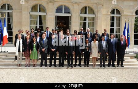 Der französische Präsident Francois Hollande stellt sich am 4. Juli 2012 mit den Mitgliedern der zweiten Regierung Ayraults im Elysee-Palast in Paris, Frankreich, auf. 1. Runde (von links nach rechts) Französische Ministerin für Ökologie, nachhaltige Entwicklung und Energie Delphine Batho, Außenhandelsministerin Nicole Bricq, Ministerin für die Gleichstellung von Gebieten und Wohnungsbau Cecile Duflot, Wirtschafts- und Finanzminister Pierre Moscovici, Bildungsminister Vincent Peillon, Premierminister Jean-Marc Ayrault, Präsident Francois Hollande, Außenminister Laurent Fabius, Justizministerin Christiane Taubira, Soziales Stockfoto