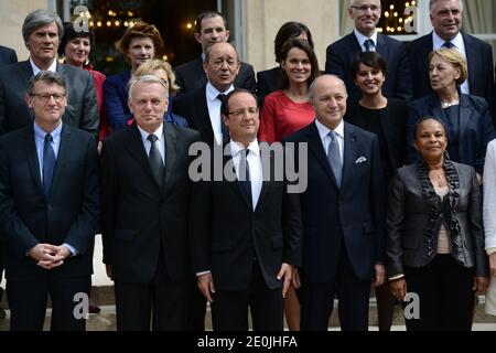 Der französische Präsident Francois Hollande stellt sich am 4. Juli 2012 mit den Mitgliedern der zweiten Regierung Ayraults im Elysee-Palast in Paris, Frankreich, auf. 1. Runde (von links nach rechts) Französischer Bildungsminister Vincent Peillon, Premierminister Jean-Marc Ayrault, Präsident Francois Hollande, Außenminister Laurent Fabius, Justizministerin Christiane Taubira. Zweite Runde (links nach rechts) Landwirtschaftsminister Stephane Le Foll, Minister für Hochschulen und Forschung Genevieve Fioraso, Verteidigungsminister Jean-Yves Le Drian, Minister für Kultur und Kommunikation Aurelie Filippetti, Minister für Frauenhaus Stockfoto