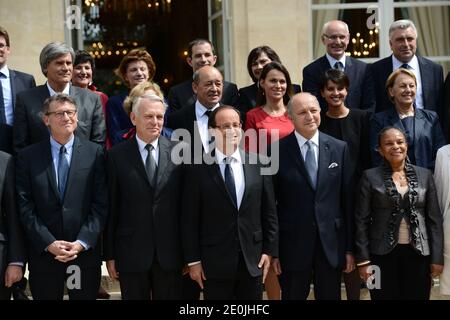 Der französische Präsident Francois Hollande stellt sich am 4. Juli 2012 mit den Mitgliedern der zweiten Regierung Ayraults im Elysee-Palast in Paris, Frankreich, auf. 1. Runde (von links nach rechts) Französischer Bildungsminister Vincent Peillon, Premierminister Jean-Marc Ayrault, Präsident Francois Hollande, Außenminister Laurent Fabius, Justizministerin Christiane Taubira. Zweite Runde (links nach rechts) Landwirtschaftsminister Stephane Le Foll, Minister für Hochschulen und Forschung Genevieve Fioraso, Verteidigungsminister Jean-Yves Le Drian, Minister für Kultur und Kommunikation Aurelie Filippetti, Minister für Frauenhaus Stockfoto