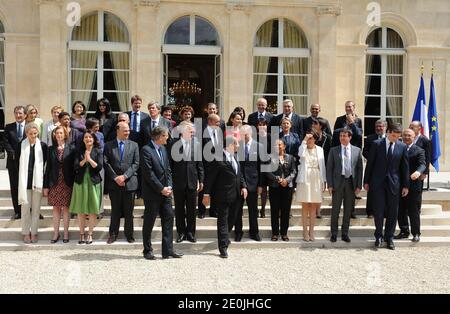 Der französische Präsident Francois Hollande stellt sich am 4. Juli 2012 mit den Mitgliedern der zweiten Regierung Ayraults im Elysee-Palast in Paris, Frankreich, auf. 1. Runde (von links nach rechts) Französische Ministerin für Ökologie, nachhaltige Entwicklung und Energie Delphine Batho, Außenhandelsministerin Nicole Bricq, Ministerin für die Gleichstellung von Gebieten und Wohnungsbau Cecile Duflot, Wirtschafts- und Finanzminister Pierre Moscovici, Bildungsminister Vincent Peillon, Premierminister Jean-Marc Ayrault, Präsident Francois Hollande, Außenminister Laurent Fabius, Justizministerin Christiane Taubira, Soziales Stockfoto