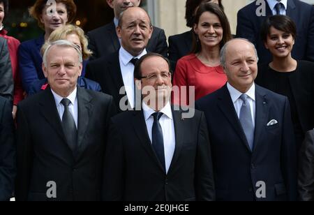 Der französische Präsident Francois Hollande stellt sich am 4. Juli 2012 mit den Mitgliedern der zweiten Regierung Ayraults im Elysee-Palast in Paris, Frankreich, auf. Erste Runde (von links nach rechts) der französische Premierminister Jean-Marc Ayrault, Präsident Francois Hollande, Außenminister Laurent Fabius. 2. Runde (von links nach rechts) Verteidigungsminister Jean-Yves Le Drian, Ministerin für Kultur und Kommunikation Aurelie Filippetti, Ministerin für Frauenrechte und Regierungssprecherin Najat Vallaud-Belkacem, Staatsreform, Dezentralisierung und öffentliche Verwaltung Ministerin Marylise Lebranchu, Ministerin für Handwerk, Tou Stockfoto