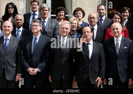 Der französische Präsident Francois Hollande posiert mit den Mitgliedern der zweiten Regierung Ayraults im Elysee-Palast in Paris., Frankreich am 4. Juli 2012. 1. Runde (von links nach rechts) französischer Wirtschafts- und Finanzminister Pierre Moscovici, Bildungsminister Vincent Peillon, Premierminister Jean-Marc Ayrault, Präsident Francois Hollande, Außenminister Laurent Fabius. Zweite Runde (links nach rechts) Minister für Überseegebiete Victorin Lurel, Landwirtschaftsminister Stephane Le Foll, Minister für Hochschulen und Forschung Genevieve Fioraso, Verteidigungsminister Jean-Yves Le Drian, Minister für Kultur A Stockfoto
