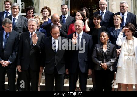 Der französische Präsident Francois Hollande posiert mit den Mitgliedern der zweiten Regierung Ayraults im Elysee-Palast in Paris., Frankreich am 4. Juli 2012. 1. Runde (von links nach rechts) Bildungsminister Vincent Peillon, Premierminister Jean-Marc Ayrault, Präsident Francois Hollande, Außenminister Laurent Fabius, Justizministerin Christiane Taubira. Zweite Runde (links nach rechts) Landwirtschaftsminister Stephane Le Foll, Minister für Hochschulen und Forschung Genevieve Fioraso, Verteidigungsminister Jean-Yves Le Drian, Minister für Kultur und Kommunikation Aurelie Filippetti. 3d rund (von links nach rechts) Junio Stockfoto