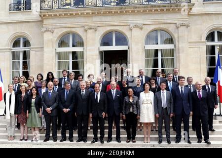 Der französische Präsident Francois Hollande posiert mit den Mitgliedern der zweiten Regierung Ayraults im Elysee-Palast in Paris., Frankreich am 4. Juli 2012. 1. Runde (von links nach rechts) Französische Ministerin für Ökologie, nachhaltige Entwicklung und Energie Delphine Batho, Außenhandelsministerin Nicole Bricq, Ministerin für die Gleichstellung von Gebieten und Wohnungsbau Cecile Duflot, Wirtschafts- und Finanzminister Pierre Moscovici, Bildungsminister Vincent Peillon, Premierminister Jean-Marc Ayrault, Präsident Francois Hollande, Außenminister Laurent Fabius, Justizministerin Christiane Taubira, Soziales Stockfoto