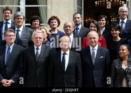 Der französische Präsident Francois Hollande posiert mit den Mitgliedern der zweiten Regierung Ayraults im Elysee-Palast in Paris., Frankreich am 4. Juli 2012. 1. Runde (von links nach rechts) Französischer Bildungsminister Vincent Peillon, Premierminister Jean-Marc Ayrault, Präsident Francois Hollande, Außenminister Laurent Fabius, Justizministerin Christiane Taubira. Zweite Runde (links nach rechts) Landwirtschaftsminister Stephane Le Foll, Minister für Hochschulen und Forschung Genevieve Fioraso, Verteidigungsminister Jean-Yves Le Drian, Minister für Kultur und Kommunikation Aurelie Filippetti, Ministerin für Frauen-Ri Stockfoto