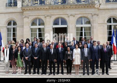 Der französische Präsident Francois Hollande posiert mit den Mitgliedern der zweiten Regierung Ayraults im Elysee-Palast in Paris., Frankreich am 4. Juli 2012. 1. Runde (von links nach rechts) Französische Ministerin für Ökologie, nachhaltige Entwicklung und Energie Delphine Batho, Außenhandelsministerin Nicole Bricq, Ministerin für die Gleichstellung von Gebieten und Wohnungsbau Cecile Duflot, Wirtschafts- und Finanzminister Pierre Moscovici, Bildungsminister Vincent Peillon, Premierminister Jean-Marc Ayrault, Präsident Francois Hollande, Außenminister Laurent Fabius, Justizministerin Christiane Taubira, Soziales Stockfoto