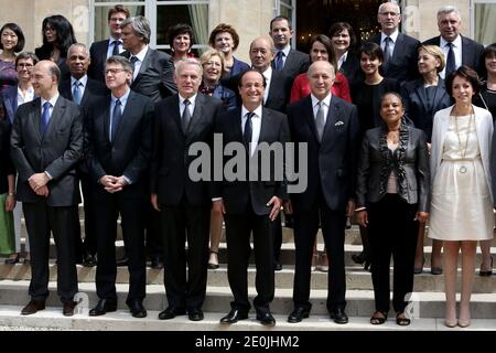 Der französische Präsident Francois Hollande posiert mit den Mitgliedern der zweiten Regierung Ayraults im Elysee-Palast in Paris., Frankreich am 4. Juli 2012. 1. Runde (von links nach rechts) französischer Wirtschafts- und Finanzminister Pierre Moscovici, Bildungsminister Vincent Peillon, Premierminister Jean-Marc Ayrault, Präsident Francois Hollande, Außenminister Laurent Fabius, Justizministerin Christiane Taubira, Sozial- und Gesundheitsministerin Marisol Touraine. 2. Runde (von links nach rechts) Sportministerin Valerie Fourneyron, Ministerin für Überseegebiete Victorin Lurel, Landwirtschaftsminister Stephane Stockfoto