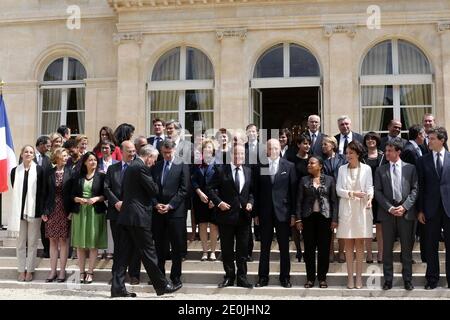 Der französische Präsident Francois Hollande posiert mit den Mitgliedern der zweiten Regierung Ayraults im Elysee-Palast in Paris., Frankreich am 4. Juli 2012. 1. Runde (von links nach rechts) Französische Ministerin für Ökologie, nachhaltige Entwicklung und Energie Delphine Batho, Außenhandelsministerin Nicole Bricq, Ministerin für die Gleichstellung von Gebieten und Wohnungsbau Cecile Duflot, Wirtschafts- und Finanzminister Pierre Moscovici, Bildungsminister Vincent Peillon, Premierminister Jean-Marc Ayrault, Präsident Francois Hollande, Außenminister Laurent Fabius, Justizministerin Christiane Taubira, Soziales Stockfoto