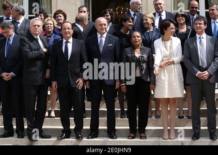 Der französische Präsident Francois Hollande posiert mit den Mitgliedern der zweiten Regierung Ayraults im Elysee-Palast in Paris., Frankreich am 4. Juli 2012. Erste Runde (von links nach rechts) Französischer Bildungsminister Vincent Peillon, Premierminister Jean-Marc Ayrault, Präsident Francois Hollande, Außenminister Laurent Fabius, Justizministerin Christiane Taubira, Sozial- und Gesundheitsministerin Marisol Touraine, Innenminister Manuel Valls. Zweite Runde (von links nach rechts) Landwirtschaftsminister Stephane Le Foll, Minister für Hochschulen und Forschung Genevieve Fioraso, Verteidigungsminister Jean-Yves Le Dria Stockfoto