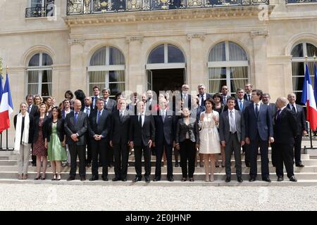 Der französische Präsident Francois Hollande posiert mit den Mitgliedern der zweiten Regierung Ayraults im Elysee-Palast in Paris., Frankreich am 4. Juli 2012. 1. Runde (von links nach rechts) Französische Ministerin für Ökologie, nachhaltige Entwicklung und Energie Delphine Batho, Außenhandelsministerin Nicole Bricq, Ministerin für die Gleichstellung von Gebieten und Wohnungsbau Cecile Duflot, Wirtschafts- und Finanzminister Pierre Moscovici, Bildungsminister Vincent Peillon, Premierminister Jean-Marc Ayrault, Präsident Francois Hollande, Außenminister Laurent Fabius, Justizministerin Christiane Taubira, Soziales Stockfoto