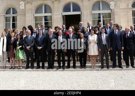 Der französische Präsident Francois Hollande posiert mit den Mitgliedern der zweiten Regierung Ayraults im Elysee-Palast in Paris., Frankreich am 4. Juli 2012. 1. Runde (von links nach rechts) Französische Ministerin für Ökologie, nachhaltige Entwicklung und Energie Delphine Batho, Außenhandelsministerin Nicole Bricq, Ministerin für die Gleichstellung von Gebieten und Wohnungsbau Cecile Duflot, Wirtschafts- und Finanzminister Pierre Moscovici, Bildungsminister Vincent Peillon, Premierminister Jean-Marc Ayrault, Präsident Francois Hollande, Außenminister Laurent Fabius, Justizministerin Christiane Taubira, Soziales Stockfoto