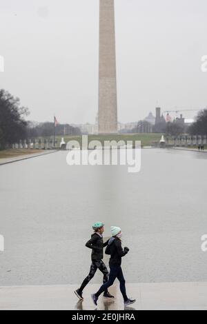 Washington, USA. Januar 2021. Die Menschen joggen am 1. Januar 2021 am Lincoln Memorial Reflecting Pool in Washington, DC, USA, vorbei. Die Gesamtzahl der COVID-19 Fälle in den Vereinigten Staaten überstieg am Freitag 20 Millionen, nach dem Center for Systems Science and Engineering (CSSE) an der Johns Hopkins University. Quelle: Liu Jie/Xinhua/Alamy Live News Stockfoto