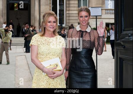 Nicky Hilton und Kathy Hilton nehmen an der Valentino Haute-Couture Show im Rahmen der Paris Fashion Week Herbst-Winter 2012-2013 Teil, die am 4. Juli 2012 im Hotel Salomon de Rothschild in Paris, Frankreich, stattfand. Foto von Nicolas Genin/ABACAPRESS.COM Stockfoto